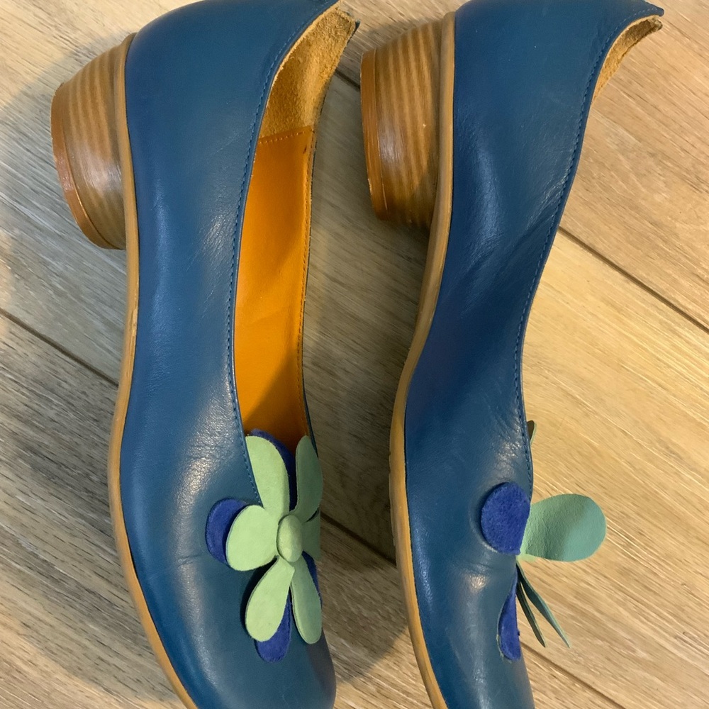 Vladi  Blue and Green Floral Women's Shoes. Size 39 (8 to 8.5) - Picture 3 of 5